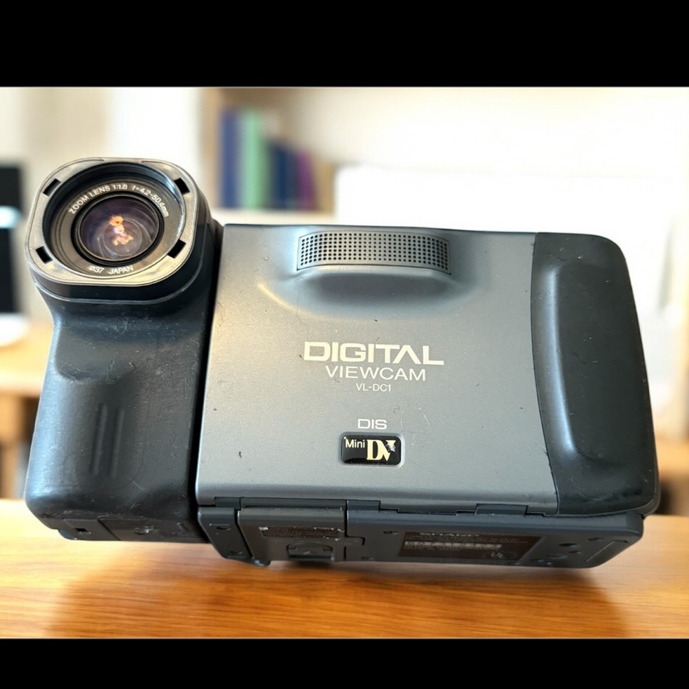 Sharp VL-DC1U MiniDV Digital Viewcam Video Camera Camcorder  UNTESTED For PARTS